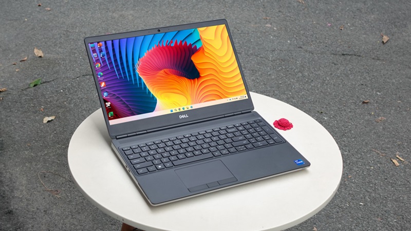 Trang bị Intel Core i9, RAM 32GB, và SSD 512GB cho hiệu suất mạnh mẽ Trang bị Intel Core i9, RAM 32GB, và SSD 512GB cho hiệu suất mạnh mẽ