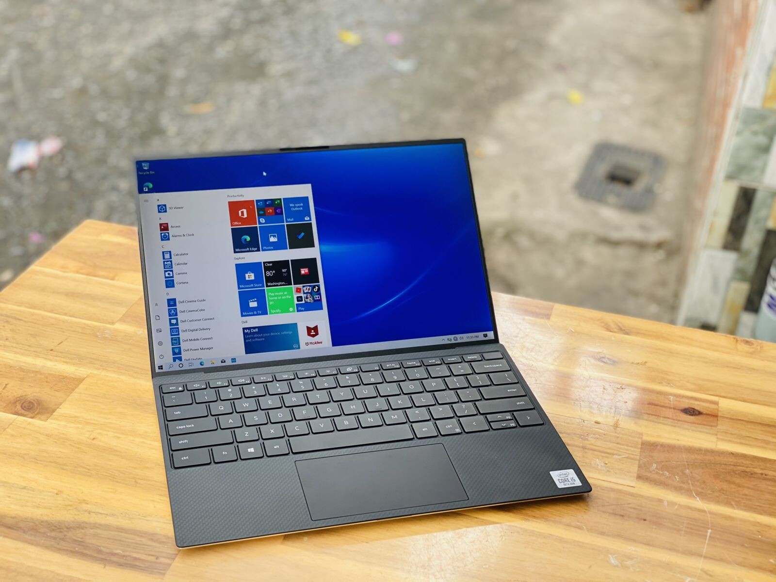 Máy có thiết kế nhôm nguyên khối, pin 6 giờ, đồ họa Intel UHD Máy có thiết kế nhôm nguyên khối, pin 6 giờ, đồ họa Intel UHD