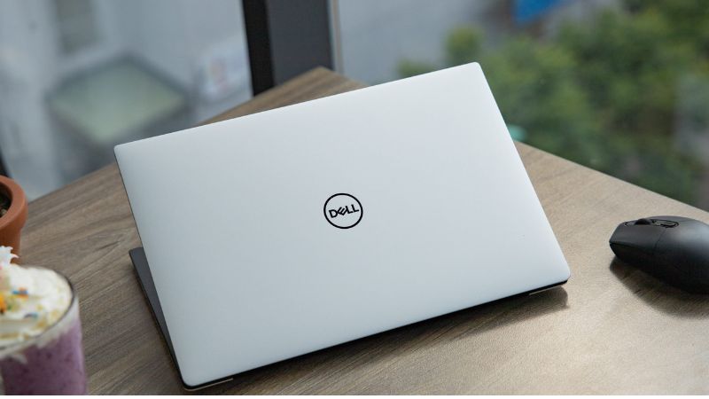 Dell XPS 9305 được thiết kế mỏng nhẹ được nhiều người yêu thích sử dụng Dell XPS 9305 được thiết kế mỏng nhẹ dễ mang theo đi làm, đi cà phê