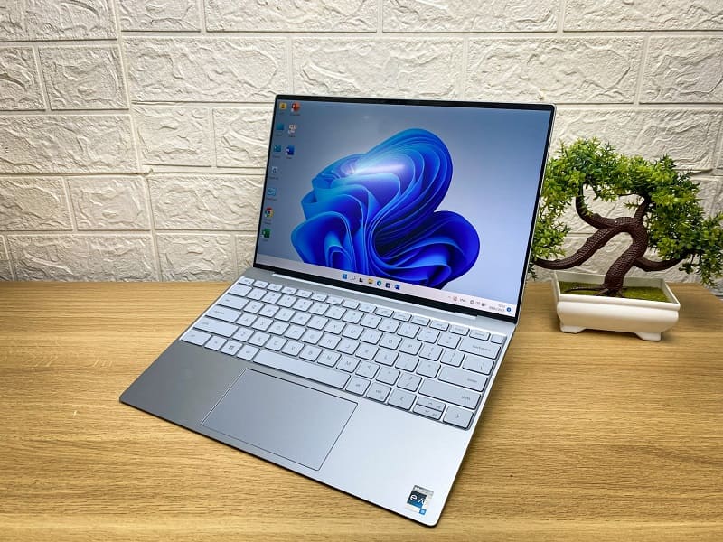 Dell XPS 9315 có thiết kế mỏng nhẹ, dễ dàng di chuyển Dell XPS 9315 có thiết kế mỏng nhẹ, dễ dàng đem theo