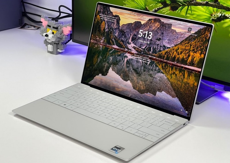 Máy có màn 13.4 inch FHD+, InfinityEdge, hiển thị đẹp, hiện đại Máy có màn 13.4 inch FHD+, InfinityEdge, hiển thị đẹp, hiện đại