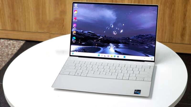 Dell XPS 9320 Plus có thiết kế mỏng nhẹ được nhiều người sử dụng Dell XPS 9320 Plus có màn hình 13.4 inch mỏng nhẹ được nhiều người sử dụng