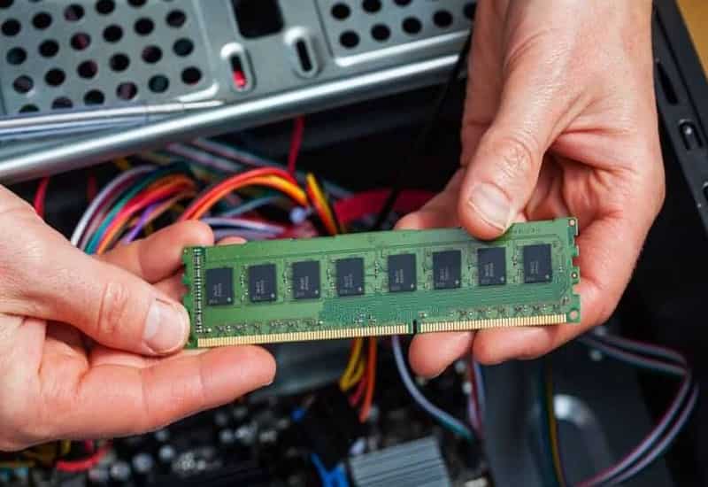 Điện áp thấp giúp tiết kiệm năng lượng và tỏa nhiệt ít RAM DDR3 sử dụng điện áp tiêu chuẩn 1,5V hoặc 1,35V