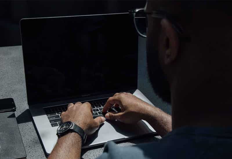 Hệ điều hành gặp sự cố gây treo hoặc đen màn hình Lỗi driver card màn hình khiến màn hình không hiển thị