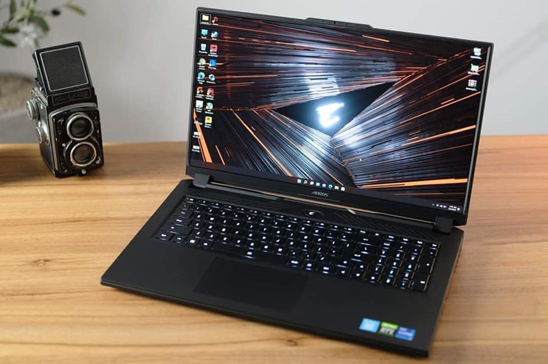 Máy có thiết kế hầm hố, màn hình 15.6 inch FHD