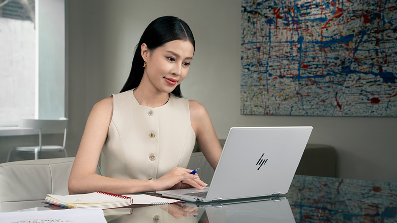 Laptop EliteBook 1000 vỏ kim loại mỏng nhẹ sang trọng