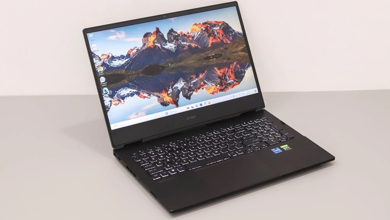 Màn hình 16 inch FHD, RAM 16GB và SSD 512GB đảm bảo trải nghiệm tuyệt vời HP Omen 16-K0004TX có thiết kế mạnh mẽ, màu đen nhám và chi tiết đỏ