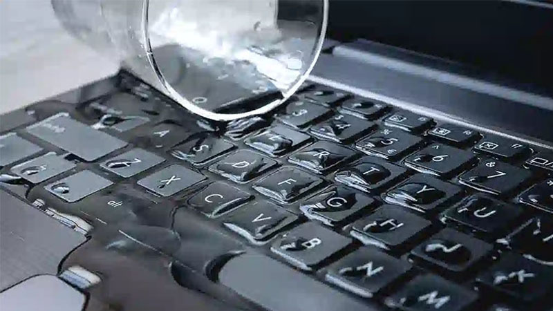 Tránh để chất lỏng đổ vào laptop Dell Tránh chất lỏng đổ vào laptop