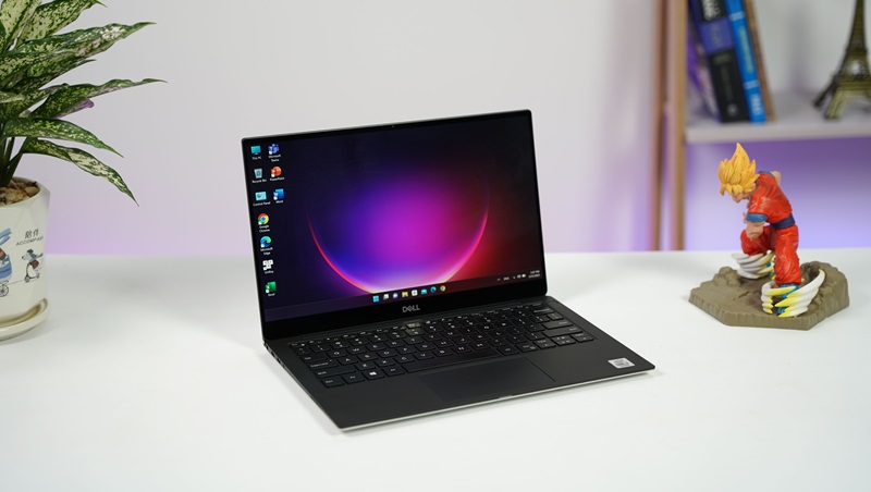 Máy có có 3 cổng USB Type C, 1 Micro SD, và 2 cổng Thunderbolt 3