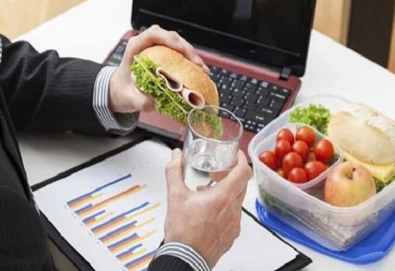 Giữ đồ ăn, nước tránh xa laptop để ngăn rủi ro hư hỏng Hướng dẫn thực hành sử dụng Lenovo đúng cách, kéo dài tuổi thọ