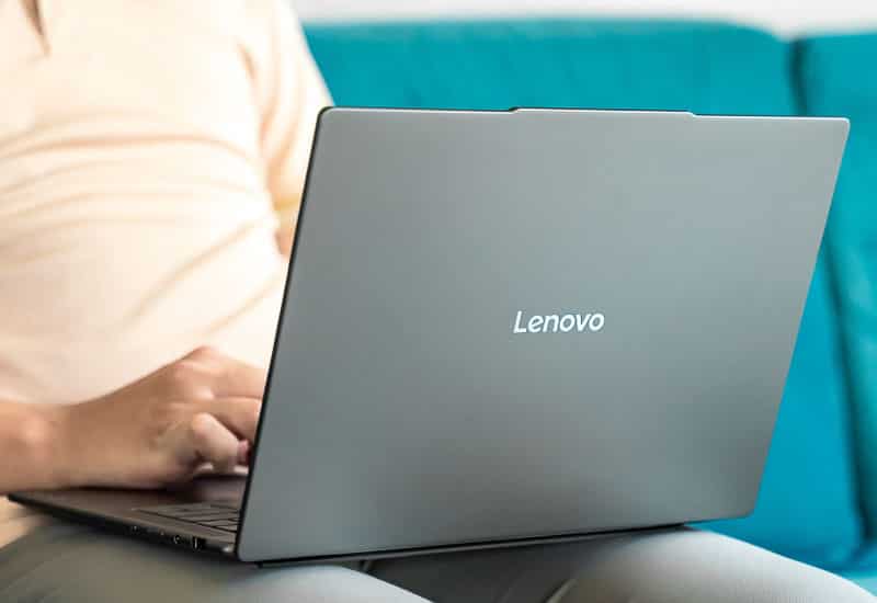 Không dùng laptop trên gối hay chăn gây nóng và hỏng phần cứng Cách bảo vệ laptop Lenovo an toàn trước các rủi ro thường gặp