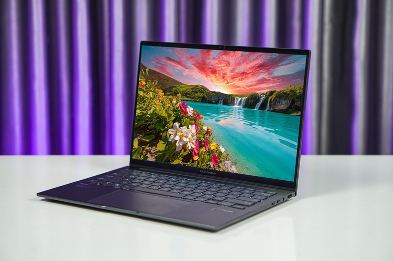Màn hình 14 inch OLED cảm ứng, hiển thị sắc nét, sống động Asus Zenbook 14 OLED mỏng nhẹ, chỉ 1.2kg, thiết kế tinh tế