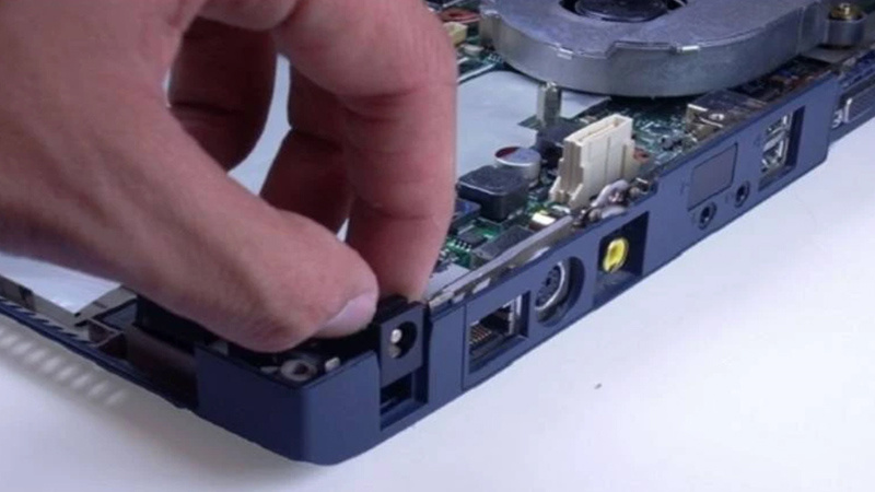 Nên tìm hiểu rõ nguyên nhân gây laptop báo not charging Khi laptop báo not charging cần tìm nguyên nhân