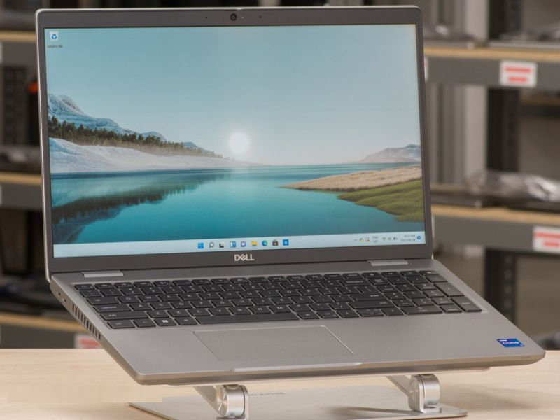 Dell Precision 3571 có thiết kế sang trọng, bền bỉ, với logo Dell in chìm sáng bóng