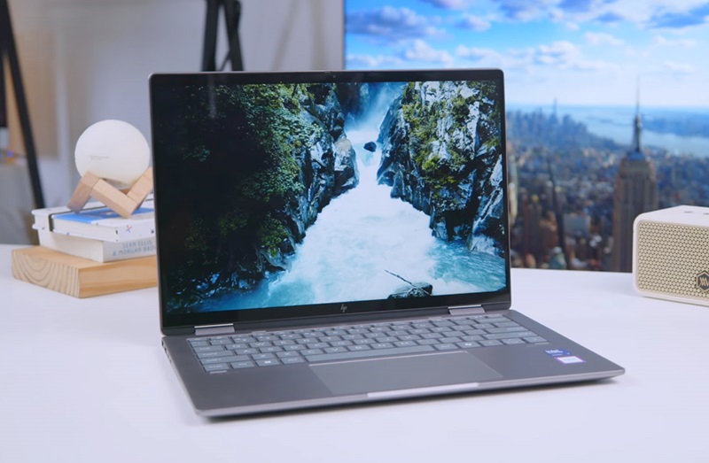 Card đồ họa Intel Graphics, đáp ứng nhu cầu chỉnh sửa ảnh, video HP Envy X360 14 thiết kế sang trọng, màn OLED 2.8K sắc nét