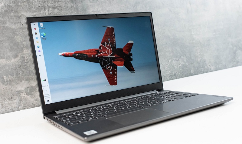 Vỏ nhôm thời thượng, bền bỉ, hiệu năng ổn định. ThinkBook 15 mạnh mẽ, màn hình 15.6" FHD, lý tưởng cho văn phòng