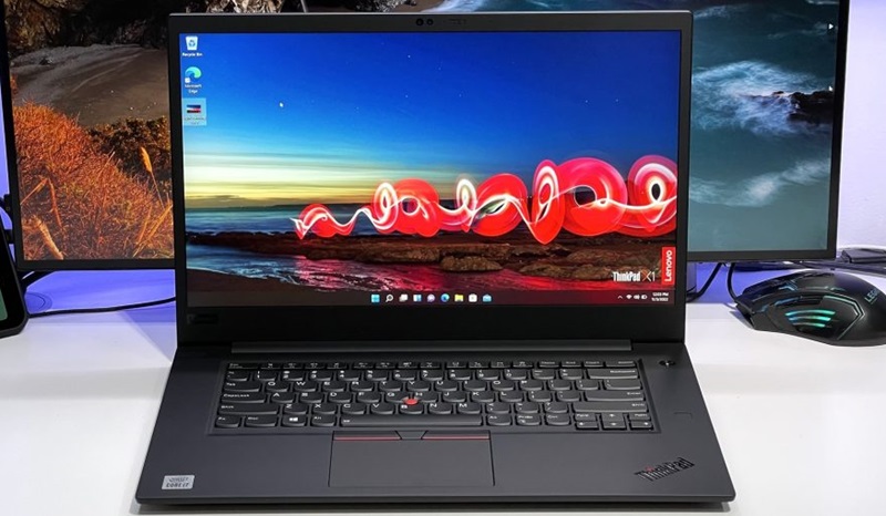 Máy có màn hình OLED UHD, sáng 500 nits Máy có màn hình OLED UHD, sáng 500 nits