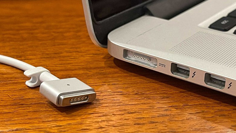 Nên kiểm tra cổng sạc khi lỗi pin laptop not charging Kiểm tra cổng sạc laptop