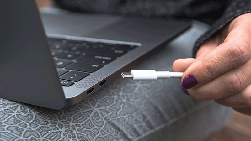 Bộ sạc laptop bị hỏng có thể gây pin laptop bị lỗi plugged in not charging Bộ sạc laptop bị hỏng