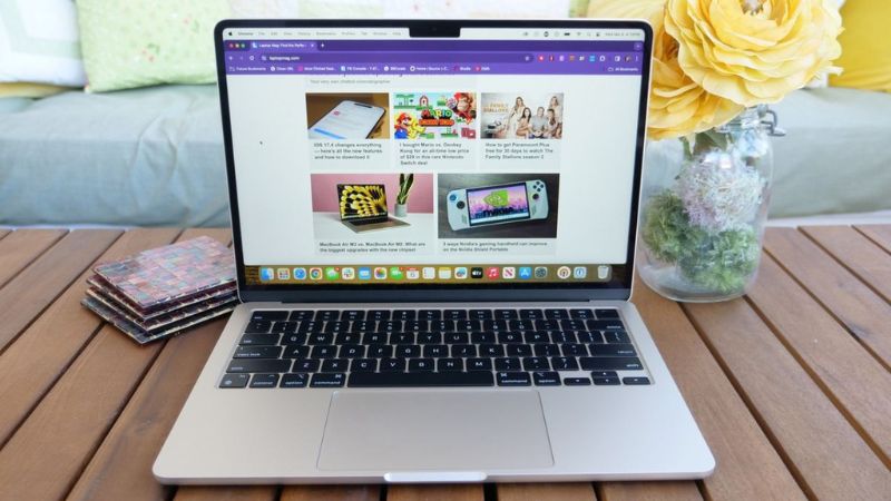 MacBook Air M3 là mẫu laptop 13 inch được nhiều người yêu thích MacBook Air M3 là mẫu laptop 13 inch được thiết kế mỏng nhẹ