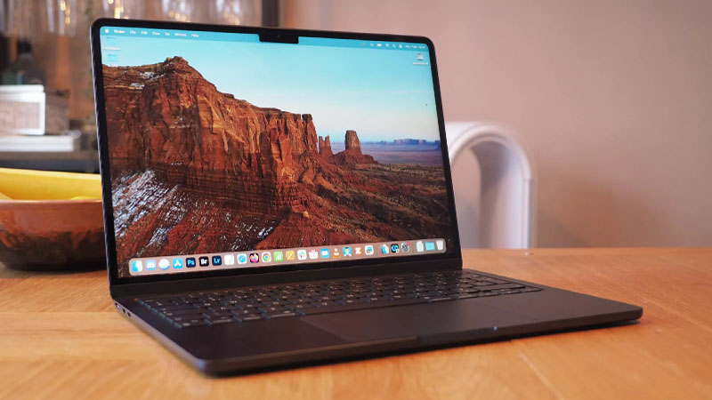 MacBook Air M3 13 inch được thiết kế mỏng nhẹ dễ mang theo MacBook Air M3 13 inch có thiết kế mỏng nhẹ