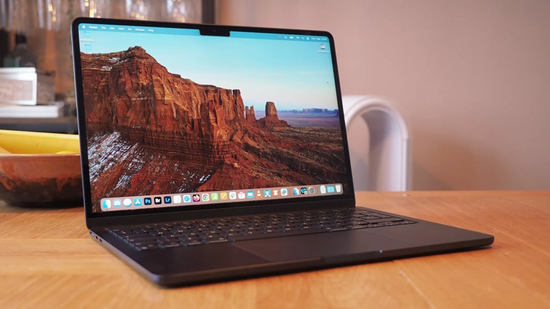 RAM 16GB, SSD 256GB, màn 13.6" True Tone, mỏng nhẹ chỉ 1.24kg RAM 16GB, SSD 256GB, màn 13.6" True Tone, mỏng nhẹ chỉ 1.24kg