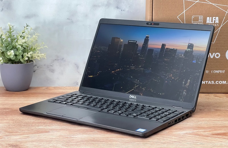 Card Intel HD Graphics 620 tăng cường đồ họa, mang đến trải nghiệm hình ảnh ấn tượng Dell 5500 trang bị màn hình 15.6 inch Full HD, hiển thị sắc nét và góc nhìn rộng