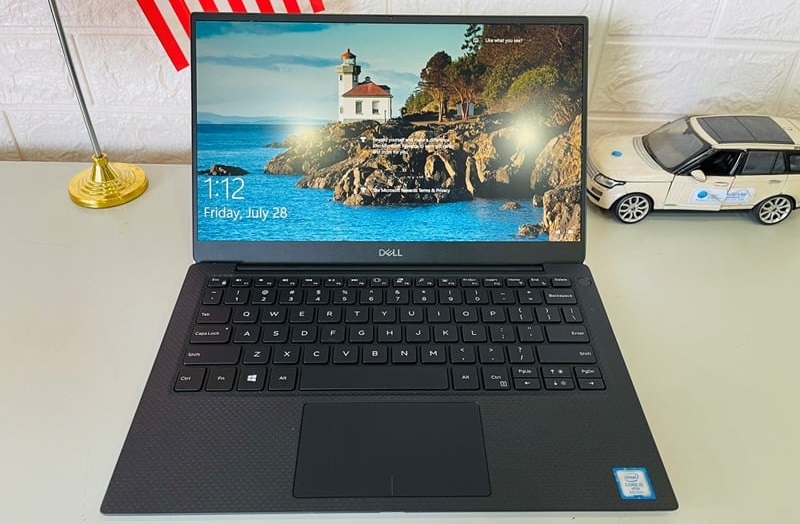 Tấm nền IPS, góc nhìn rộng 178 độ, dễ quan sát mọi góc Máy có màn hình 13.3 inch viền mỏng, công nghệ Infinity Edge