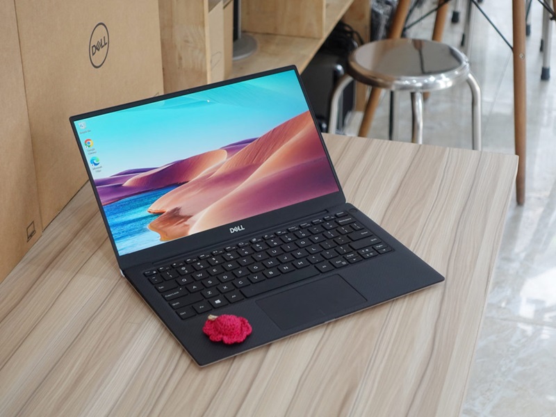 Màn hình 13.3 inch, viền Infinity Edge siêu mỏng, tỷ lệ màn hình 85%