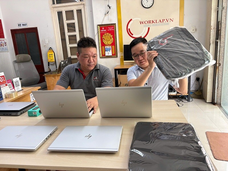 Cửa hàng phục vụ khách hàng tận tâm Cửa hàng phục vụ khách hàng tận tâm