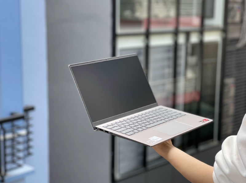 Dell 5415 là laptop tầm trung với thiết kế hiện đại và hiệu suất tốt