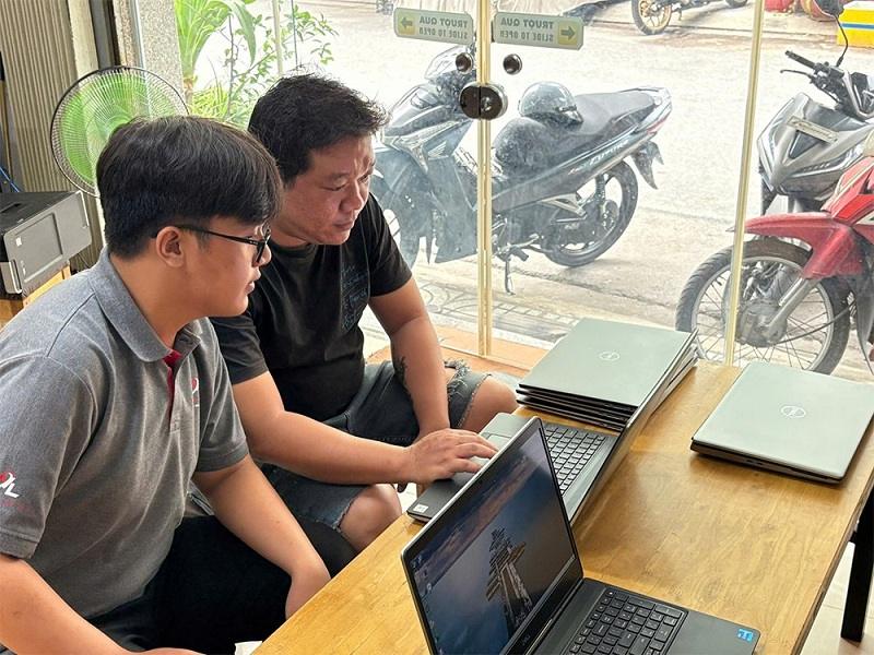 Kỹ thuật viên hướng dẫn khách hàng test máy kỹ càng