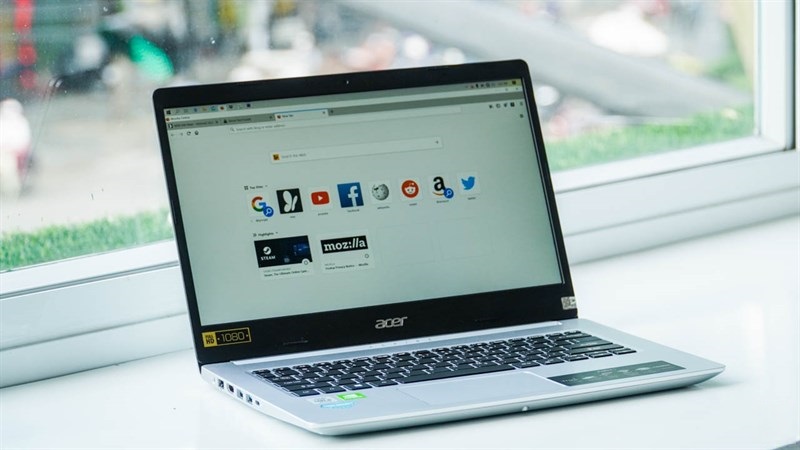 Laptop hỗ trợ học sinh tiểu học học online, tra cứu và giải trí hiệu quả