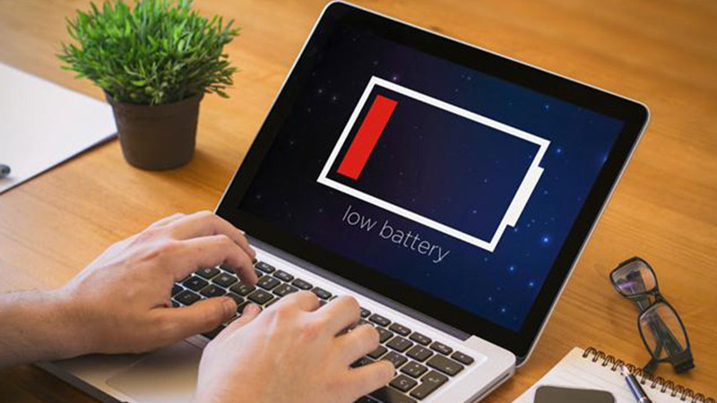 Khi có thông báo pin yếu nên tắt hẳn máy Tắt máy khi có thông báo pin yếu
