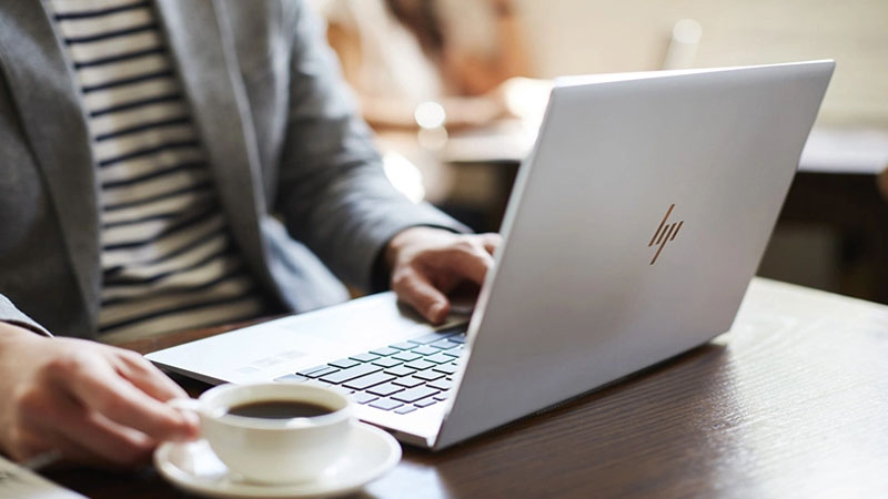 Khong nên để laptop HP bên cạnh đồ uống Không để laptop HP cạnh đồ uống