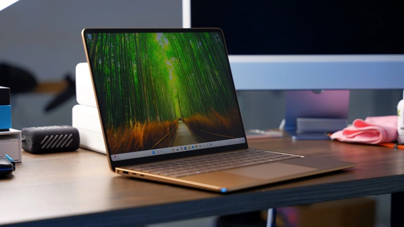 Phù hợp công việc văn phòng, học online, giải trí nhẹ nhàng Surface Laptop 7 nhẹ 1.34kg, màn 13.8 inch 2304x1536, sắc nét sống động