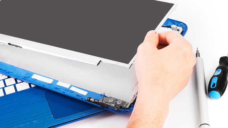 Tiến hành thay thế màn hình laptop Dell Tiến hành thay thế