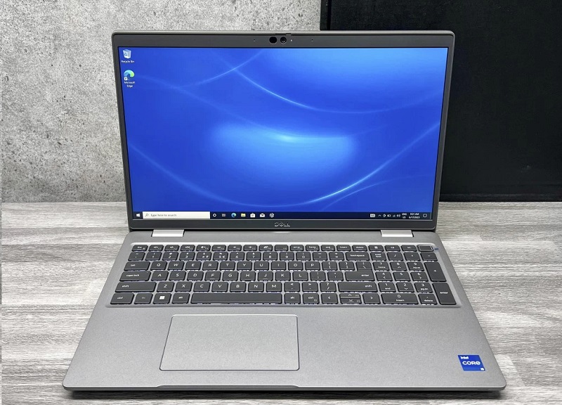 Mẫu laptop cũ này có thiết kế vỏ ngoài đơn giản
