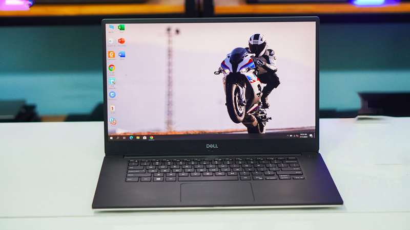 Có vỏ nhôm màu bạc bóng loáng, logo kẽm tinh tế Có vỏ nhôm màu bạc bóng loáng, logo kẽm tinh tế