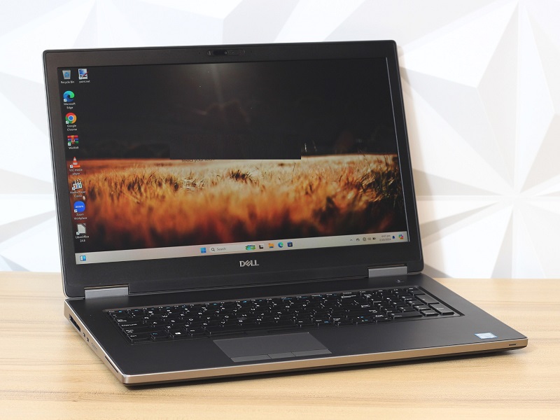 Dell 7740 có thiết kế bền bỉ với khung kim loại, chống va đập hiệu quả