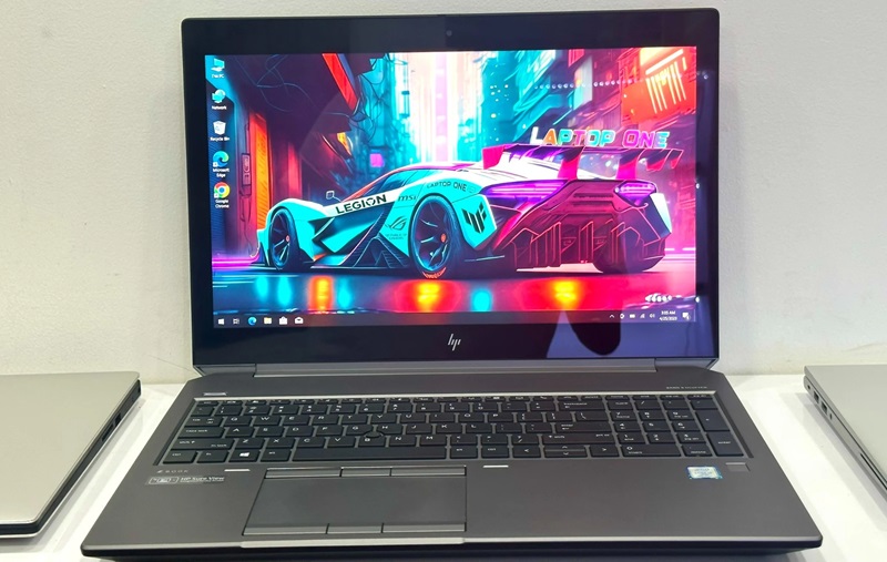 Máy có thiết kế sang trọng với vỏ nhôm xám bạc