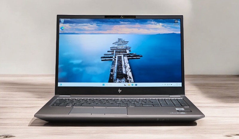 Trọng lượng 2,35kg, nhỏ gọn hơn máy trạm truyền thống, dễ dàng di chuyển Máy có thiết kế tỉ mỉ, vỏ xám bạc bền bỉ và chắc chắn đặc trưng