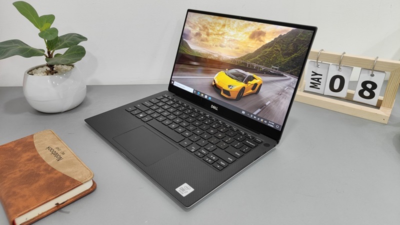 Máy có thiết kế cao cấp với vỏ nhôm và carbon fiber sang trọng