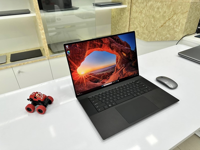 Màu Xám Titan tạo nên vẻ mạnh mẽ, tinh tế cho sản phẩm Máy có thiết kế mỏng nhẹ, chỉ 2,13kg, dễ dàng mang theo