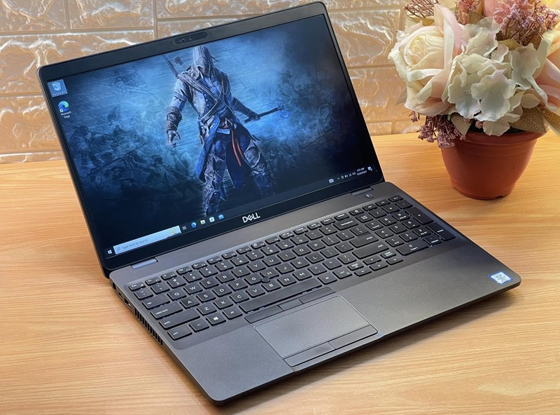 Máy có thiết kế thanh lịch, chắc chắn với vỏ nhựa và kim loại