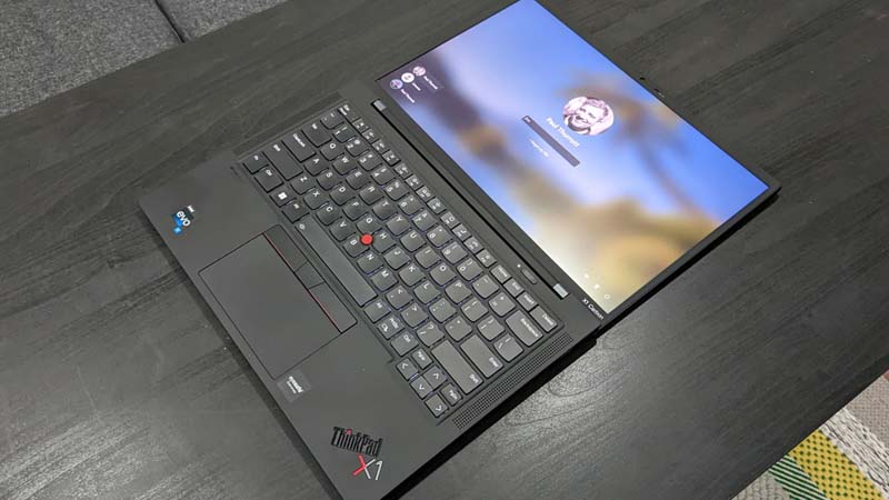 ThinkPad X1 Carbon Gen 10 được thiết kế cao cấp, sang trọng ThinkPad X1 Carbon Gen 10 có thiết kế cao cấp
