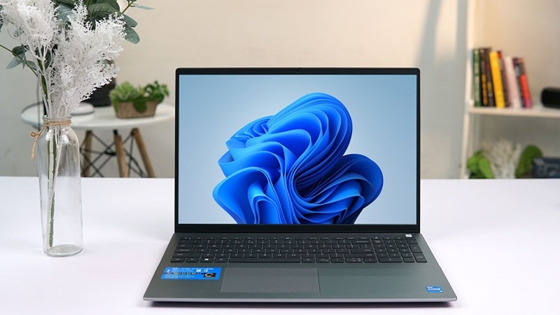 Sử dụng ứng dụng nặng, pin còn 2-3 giờ Máy  có pin 68Wh, sử dụng 4-5 giờ với tác vụ nhẹ