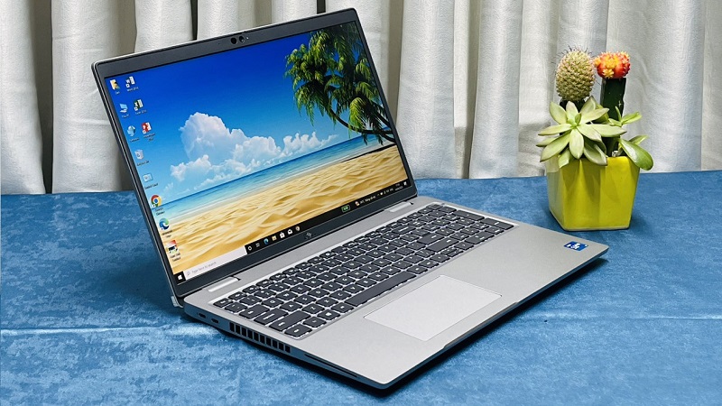 Trang bị chip Intel i5-1145g7 mạnh mẽ, xử lý mượt các tác vụ văn phòng, lập trình, đồ họa và giải trí Dell Latitude 5520 sở hữu thiết kế lịch lãm, mỏng nhẹ, bền bỉ, lý tưởng cho doanh nhân và văn phòng