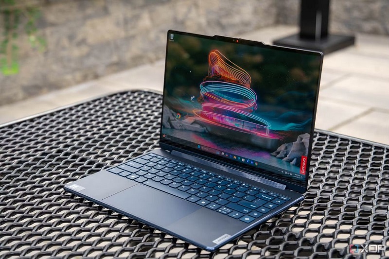 Lenovo Yoga là dòng laptop cao cấp với thiết kế xoay gập 360 độ và hiệu năng mạnh mẽ