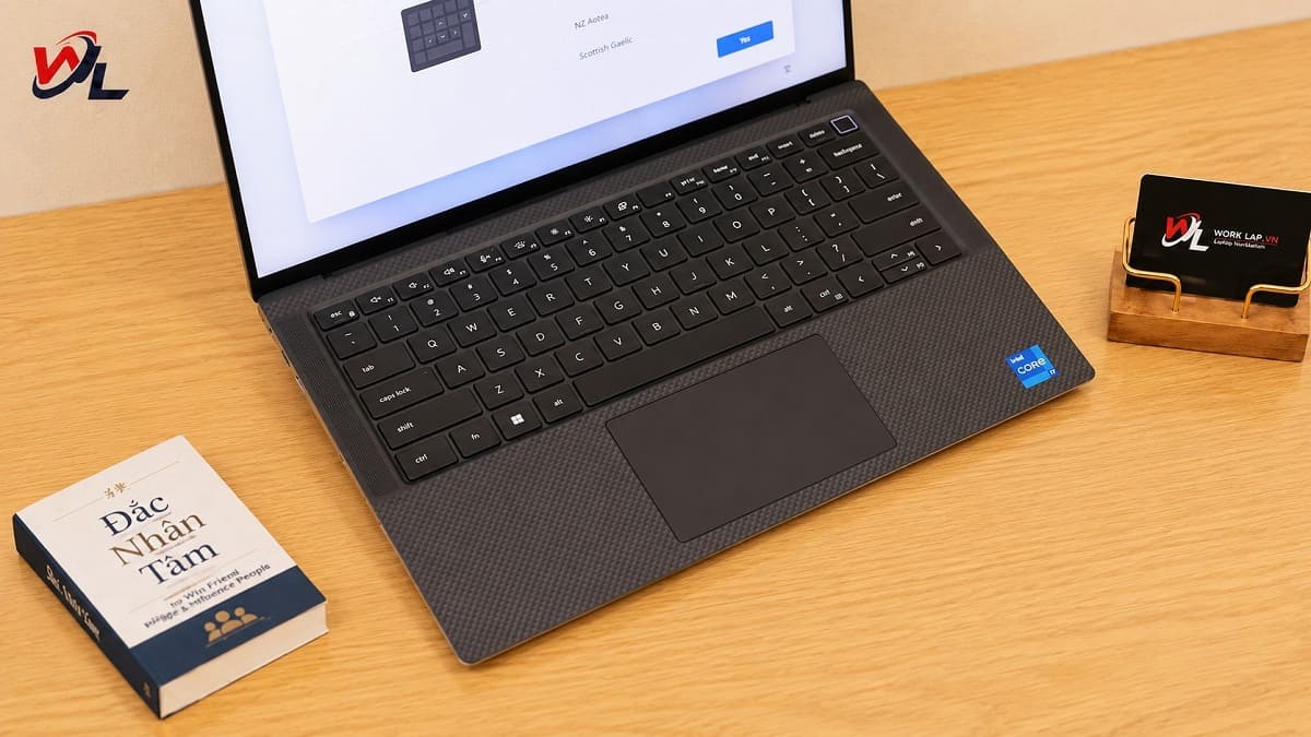 Touchpad lớn, bề mặt kính mang lại trải nghiệm di chuột mượt mà Bàn phím Dell Precision 5470 có hành trình sâu, gõ êm và ít ồn